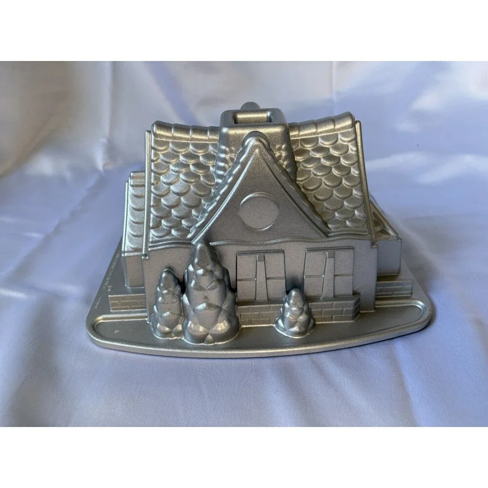Nordic Ware Gingerbread House 9C Baking Bundt Pan - Gently used